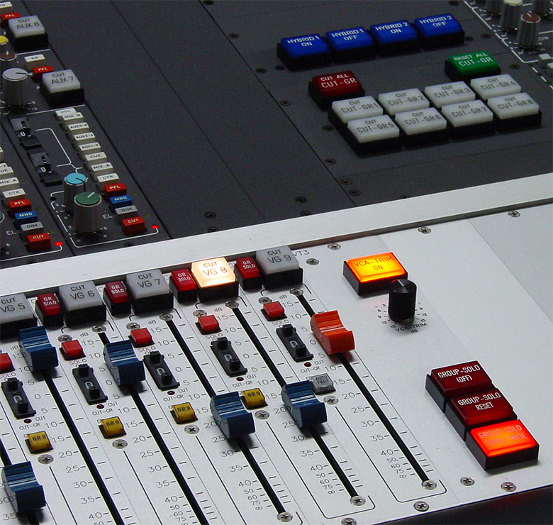 Accessories in the master section of a mixing console 5MT